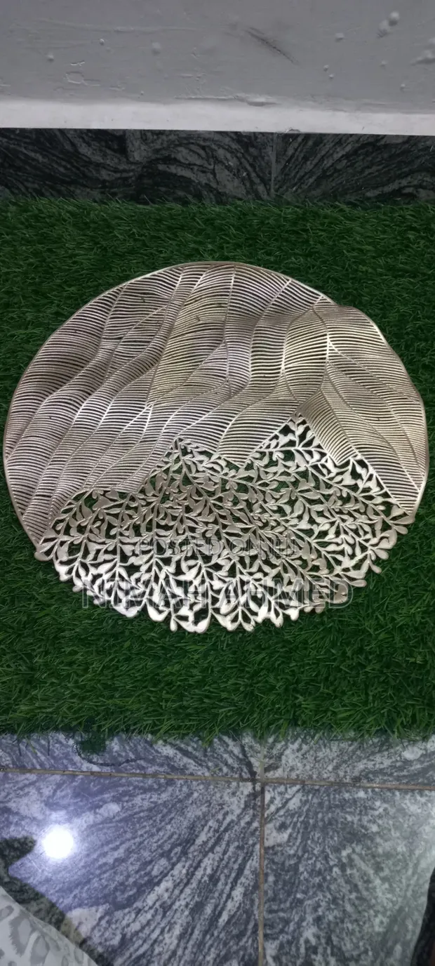 6 Pieces Gold Coloured Table Mats - 1
