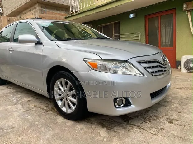 Toyota Camry 2011 Silver - 1