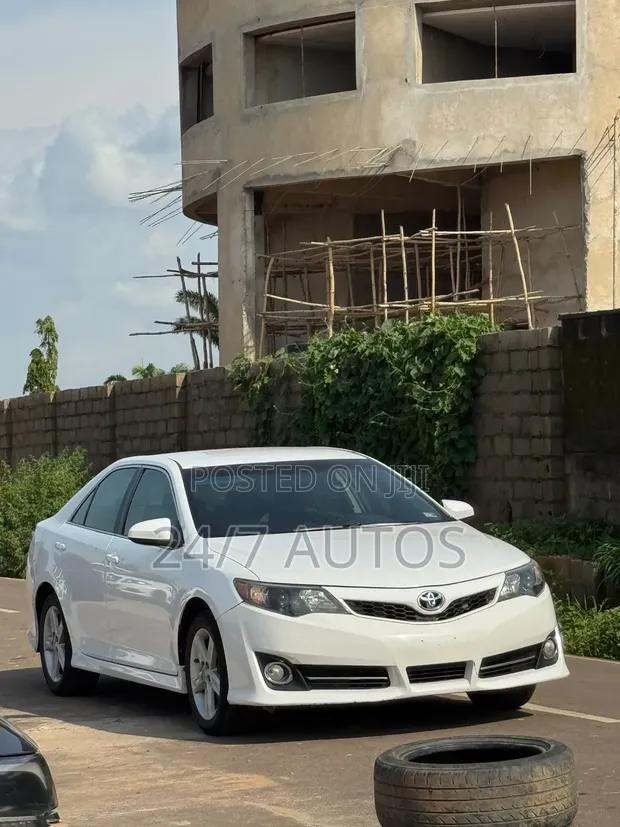 Toyota Camry SE 2014 White - 1