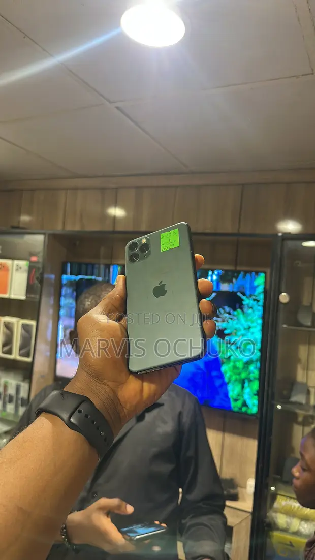 Apple iPhone 11 Pro Max 64GB Green - 1