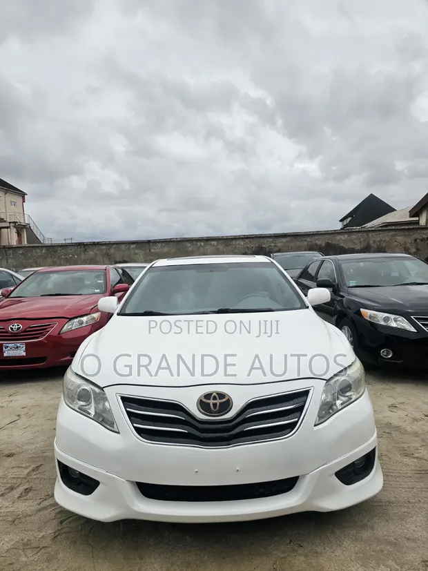 2010 Toyota Camry SE V6 Sedan - Fari - 1