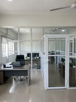 Ofishin Zamani Na Aluminum Da Gilashin Rarrabawa