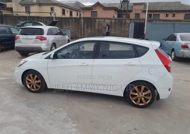 Hyundai Accent 2013 White - 1