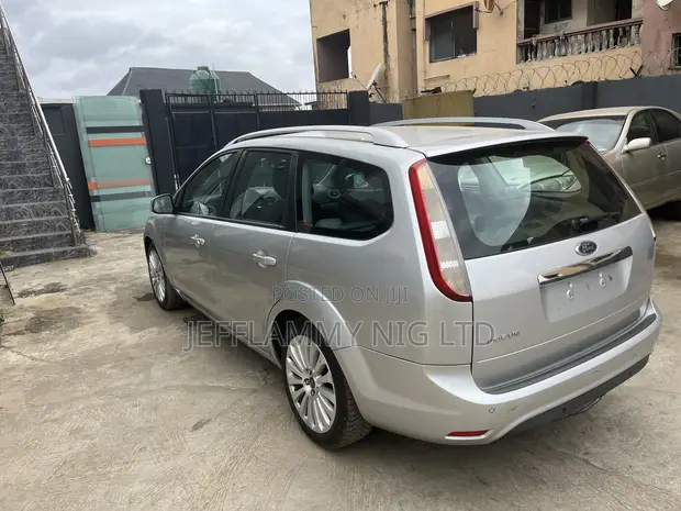 Ford Focus 2009 Silver - 1