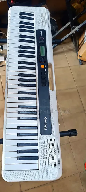 Casio Casiotone CT-S200 61-Madafin Wurin Wasa Mai ɗaukar Hawa (An Riga An Yi Amfani Dashi)