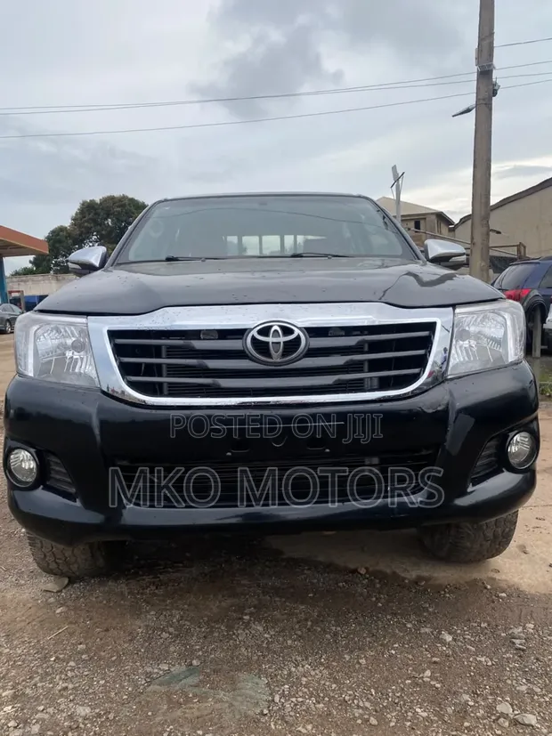 2014 Toyota Hilux SR 4x4 Black - 1