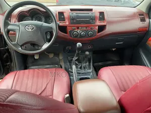 2014 Toyota Hilux SR 4x4 Black