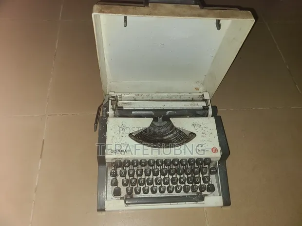 1976 Olympia Traveller Portable Manual Typewriter - 1