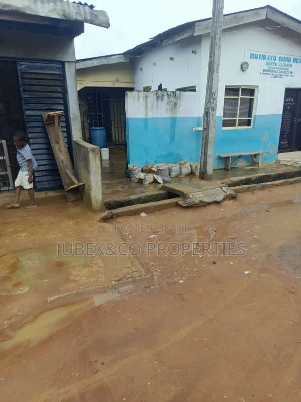 Bungalow Mai Dakuna 8 Don Siyarwa a Ogundairo Street, Iyana Ipaja - 1