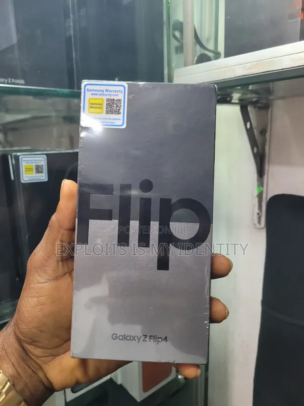 New Samsung Galaxy Z Flip4 256GB Black - 1