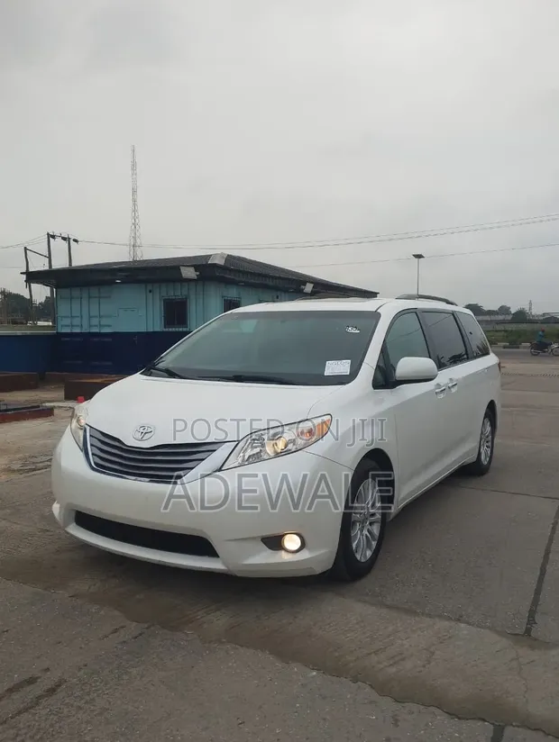 Toyota Sienna XLE Premium 2015 White - 1