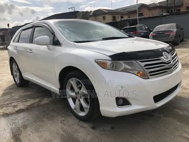 2010 Toyota Venza XLE White - 1