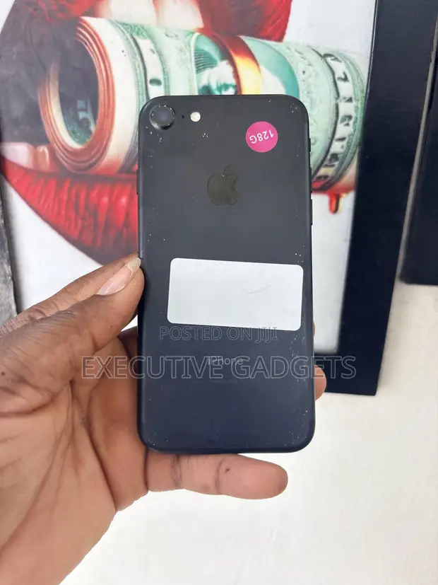 Apple iPhone 7 128GB Black - 1