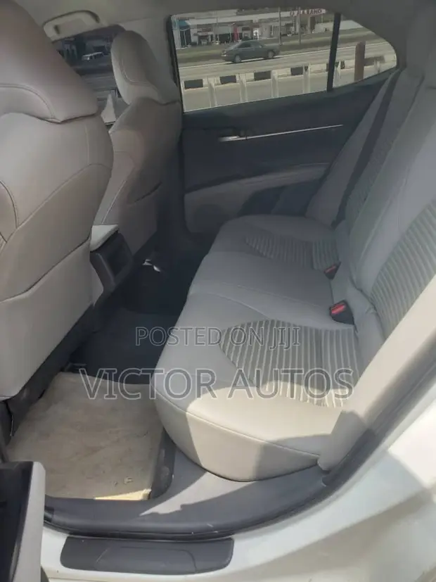 Toyota Camry SE FWD (2.5L) 2018 Fari - 1