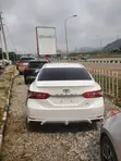 Toyota Camry SE FWD (2.5L) 2018 Fari - 3