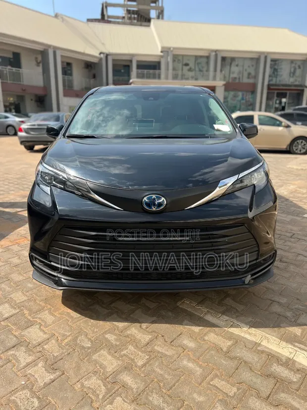 2024 Toyota Sienna LE AWD 8-Passenger - Black - 1