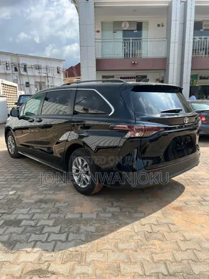 2024 Toyota Sienna LE AWD 8-Passenger - Black