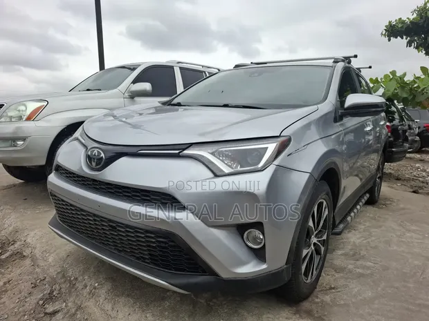 Toyota RAV4 XLE AWD (2.5L) 2017 Silver - 1