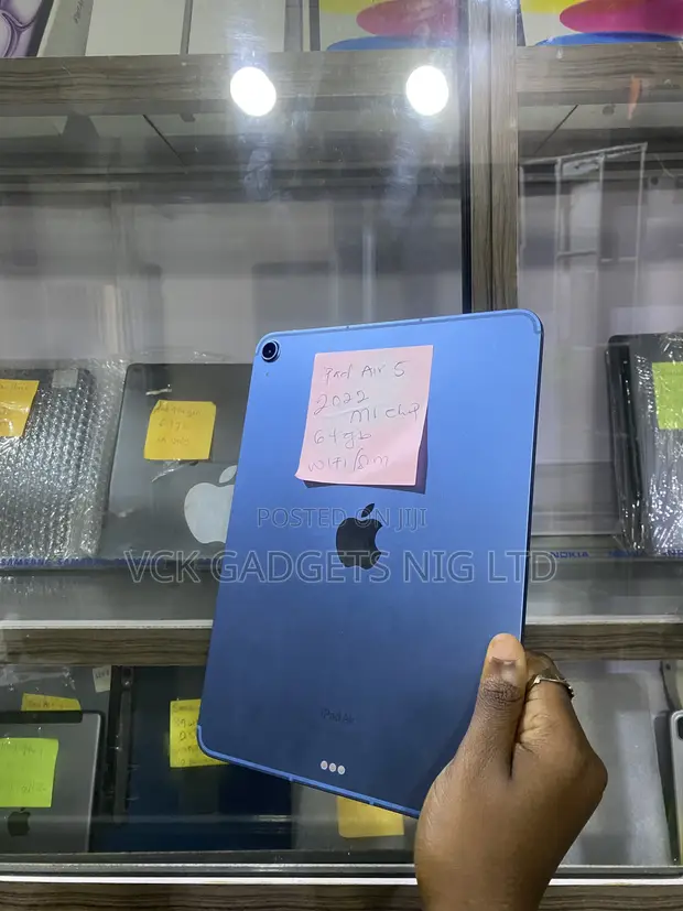 Apple iPad Air (2022) 64GB Blue - 1