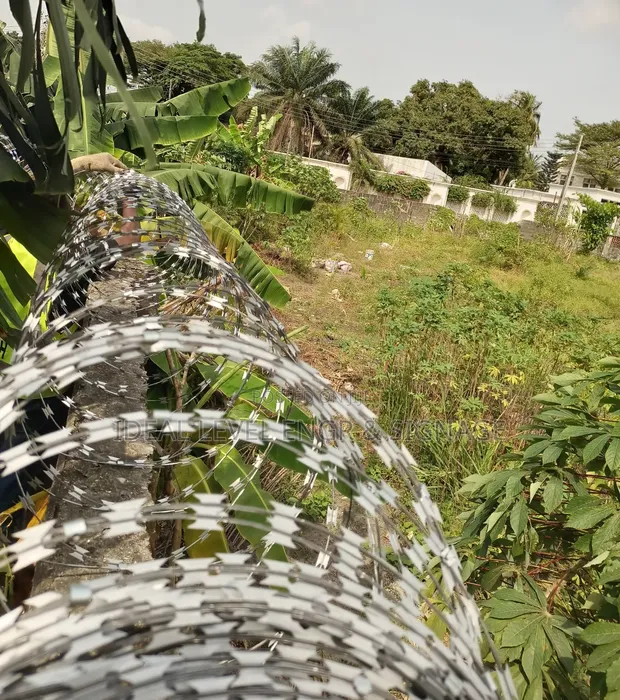 Galvanised Barbed Wire for Security Fencing - 1