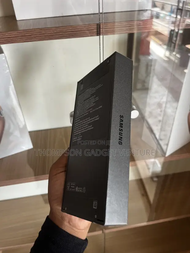 New Samsung Galaxy Z Flip8 256GB Black - 1