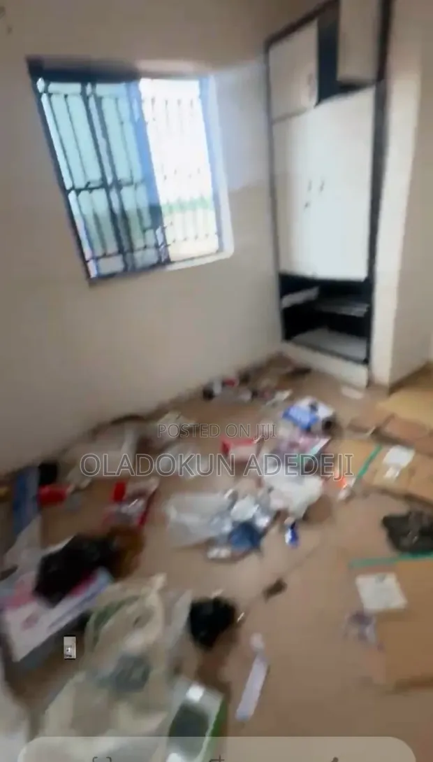 Gidan haya mai dakuna 2 da kayan daki a Isolo - 1