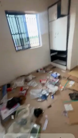 Gidan haya mai dakuna 2 da kayan daki a Isolo