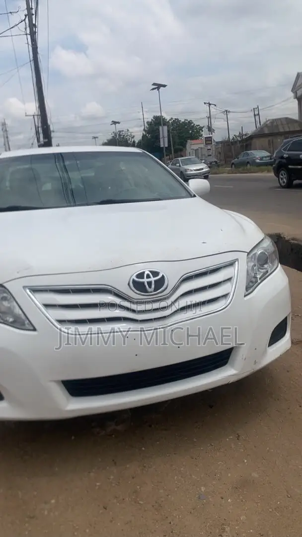 2010 Toyota Camry LE 2.5L White - 1