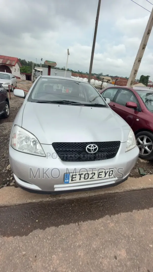 Toyota Corolla 2004 Silver - 1