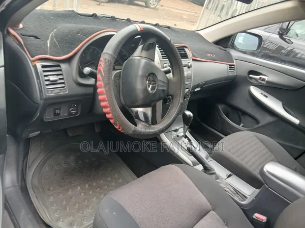 Toyota Corolla 2012 Grey - 1