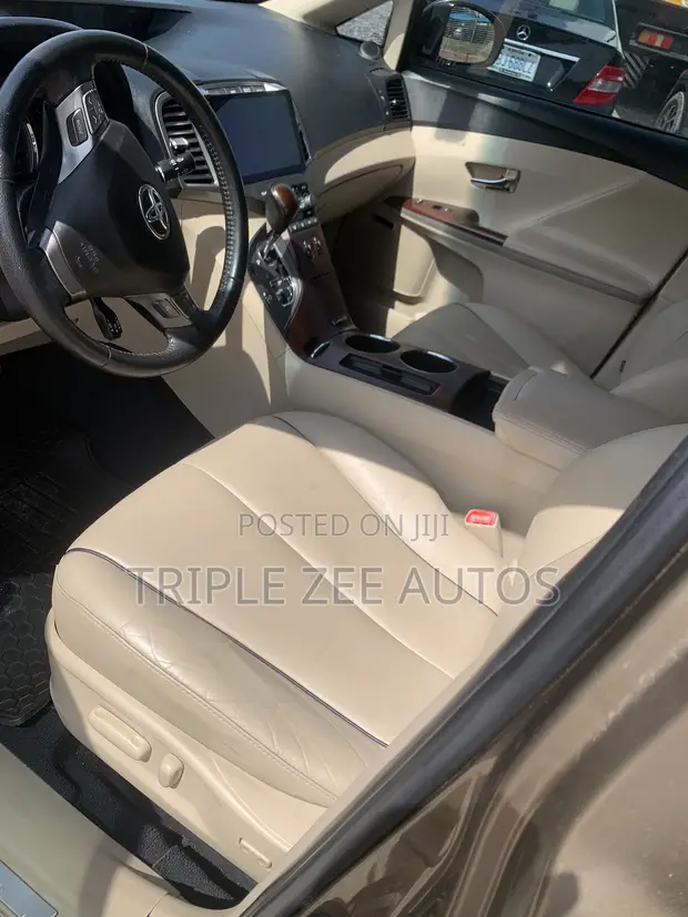 Toyota Venza V6 AWD 2010 Brown - 1