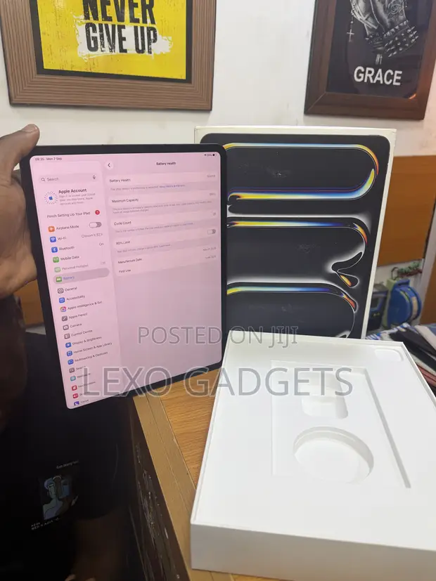 New Apple iPad Pro 13" (2025) 256GB Gray - 1