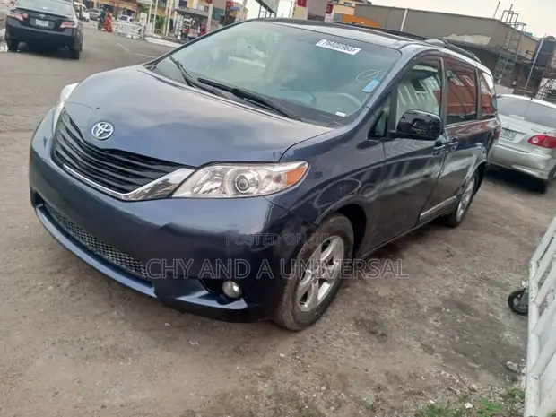 Toyota Sienna 2014 Blue - 1