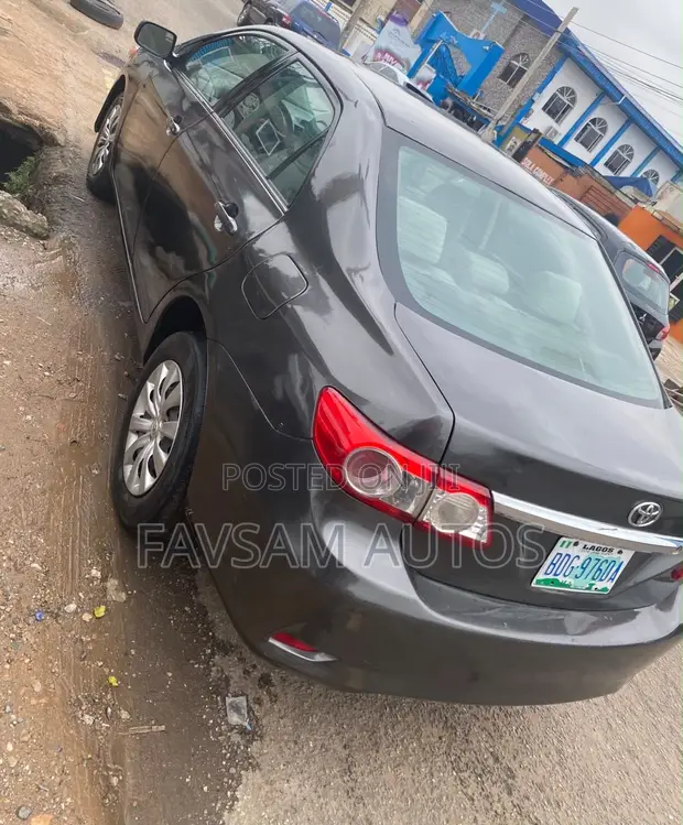 Toyota Corolla 2012 Gray - 1