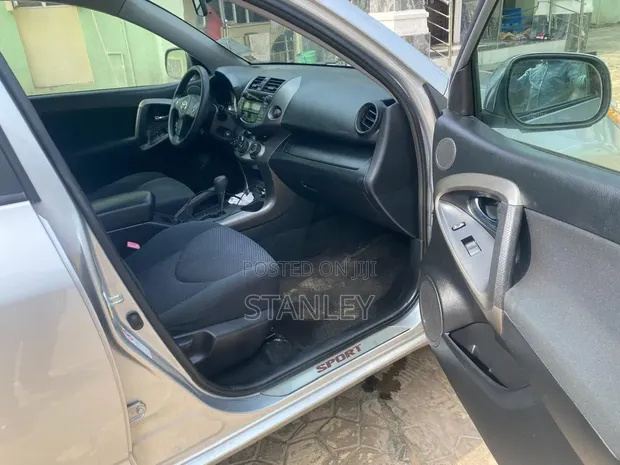 Toyota RAV4 2011 Silver - 1