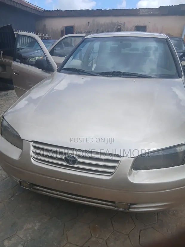 Toyota Camry 2000 Gold - 1