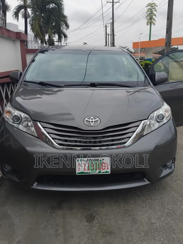 Toyota Sienna 2017 Gray - 1