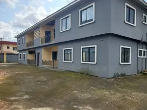 Manyan Gidaje 4 na Bedroom 3 don Siyarwa a Oshimili South