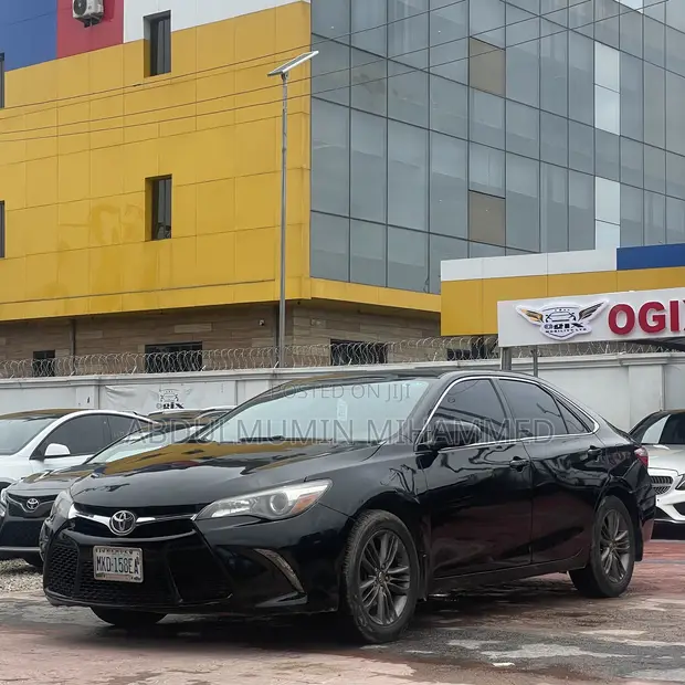 2016 Toyota Camry SE Sedan - 1