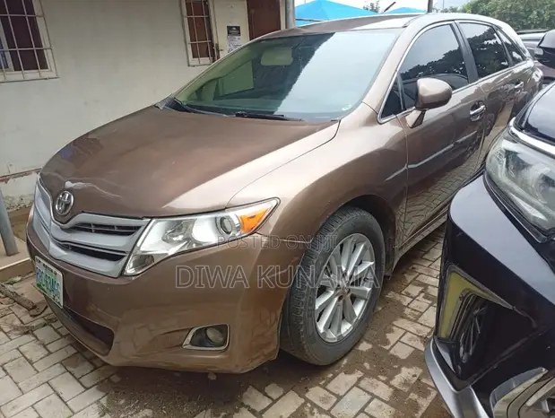 Toyota Venza 2010 Gold - 1