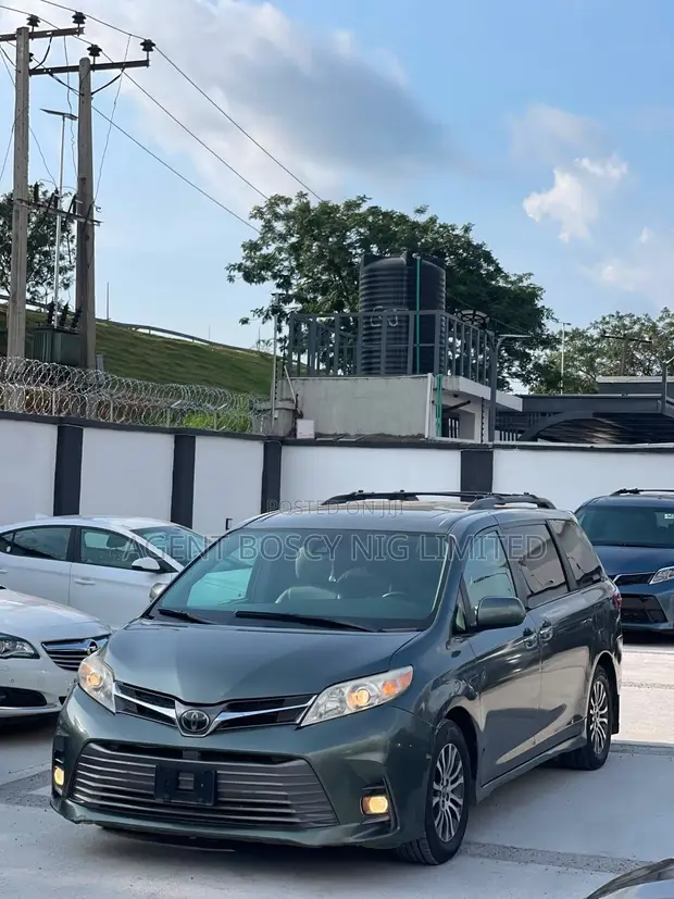 2018 Toyota Sienna XLE AWD Minivan - Green - 1