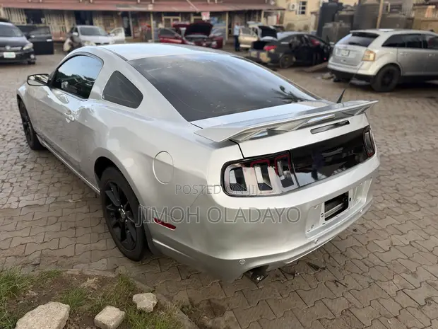 Ford Mustang 2014 Silver - 1