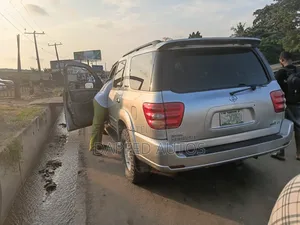 Toyota Sequoia 2003 Gold