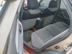 Toyota Camry LE Sedan ta 2000