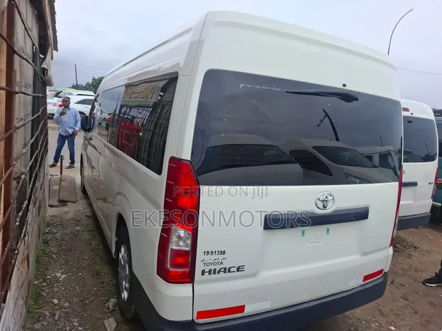 Toyota HiAce 2022 Fari - 1