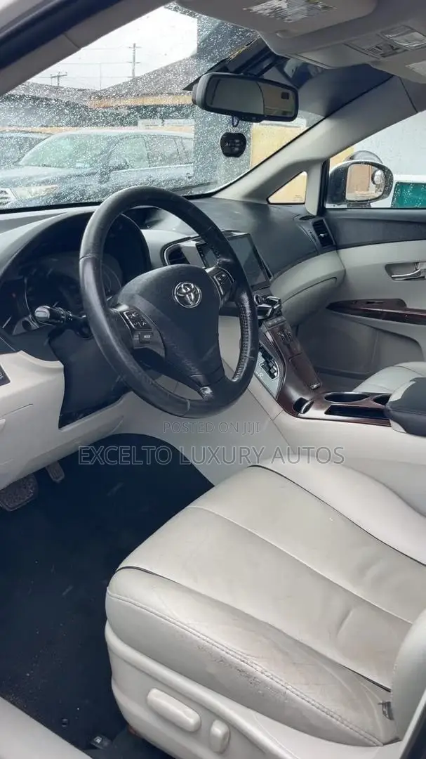 Toyota Venza 2010 White - 1