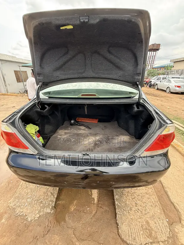 2005 Toyota Camry XLE Sedan - 1