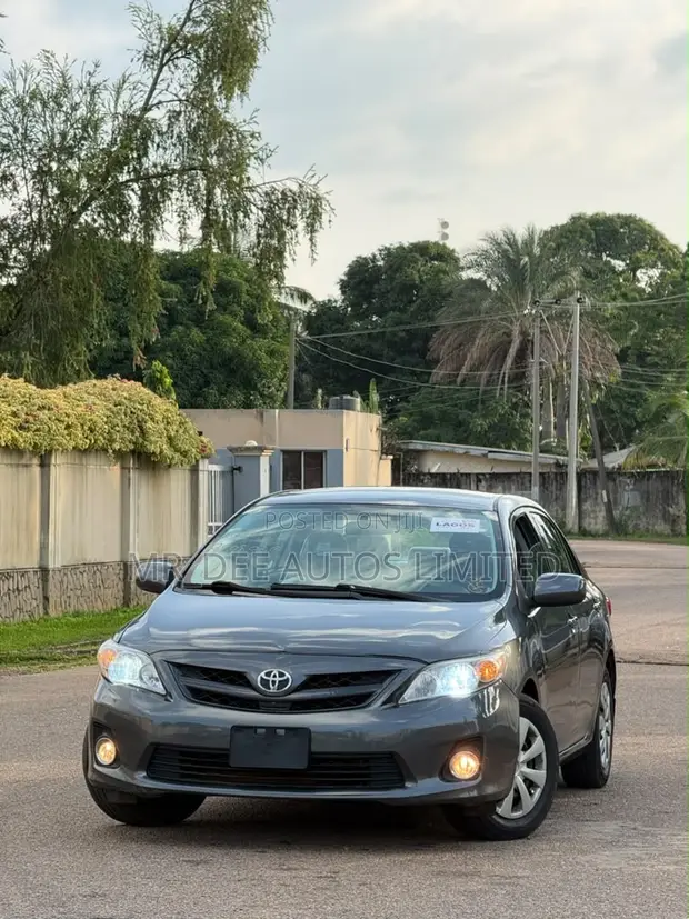Toyota Corolla 2012 Gray - 1