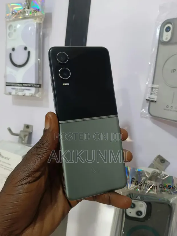 Tecno Phantom V Flip2 5G 256GB Blue - 1