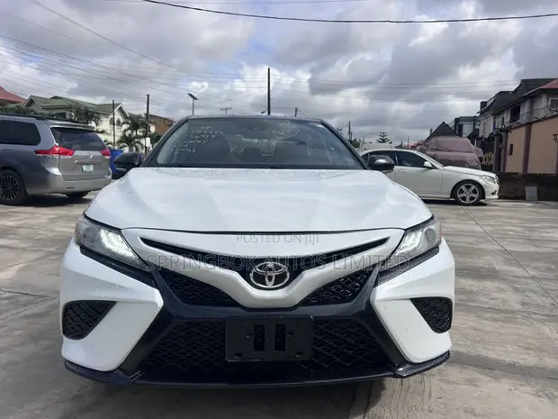 Toyota Camry XSE V6 Farar Hada 2019 - 1
